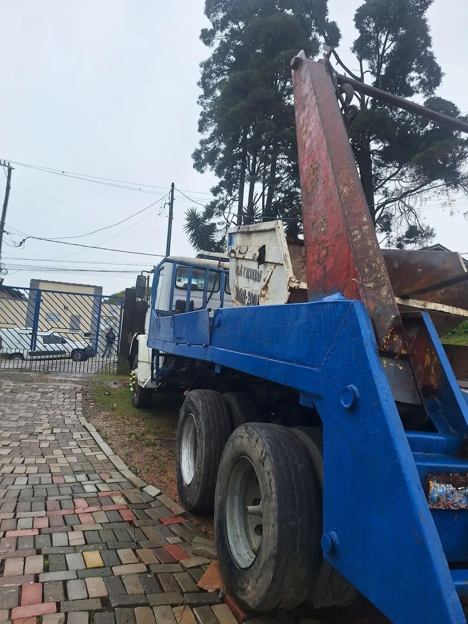 CAMINHÃO COM POLIGUINDASTE - Foto 4