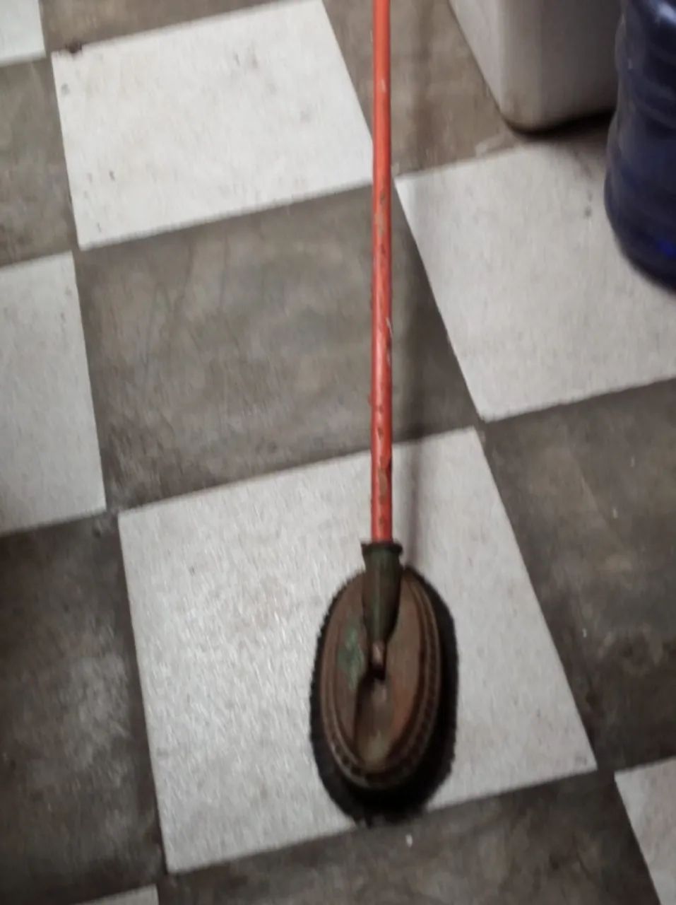 escovão antigo com cabo - Foto 3