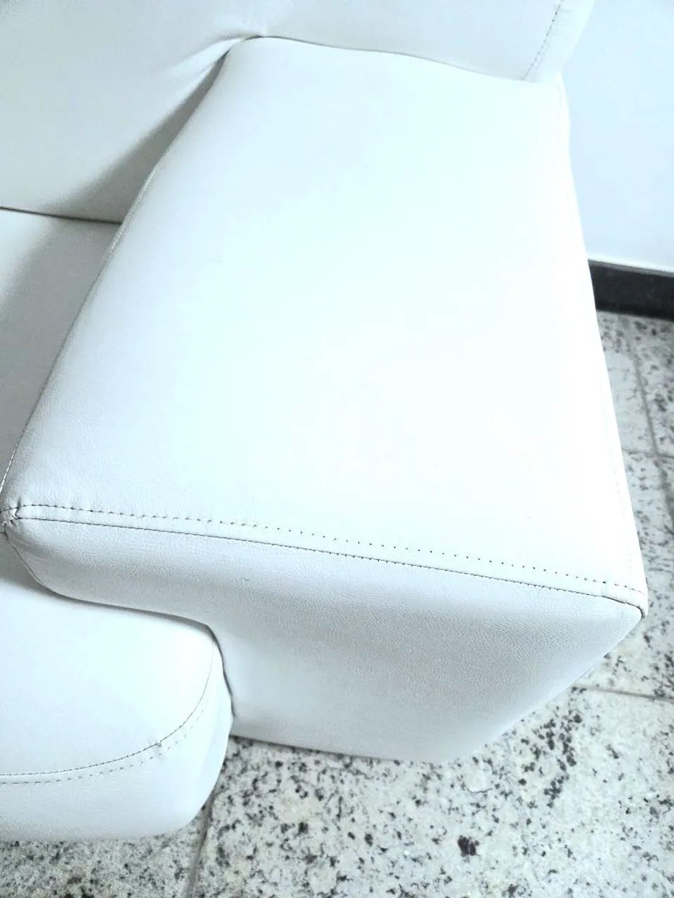 Lindo sofá branco de couro muito conservado - Foto 4