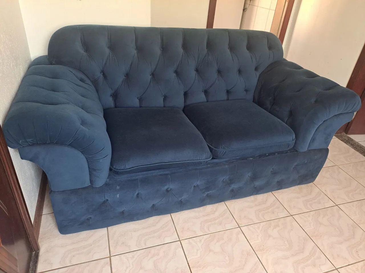 Sofá Chesterfield capitonê.<br>Azul - Foto 4