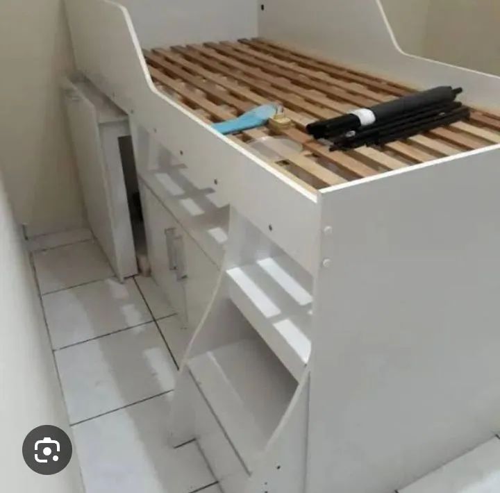 Cama infantil com pequenas avarias..