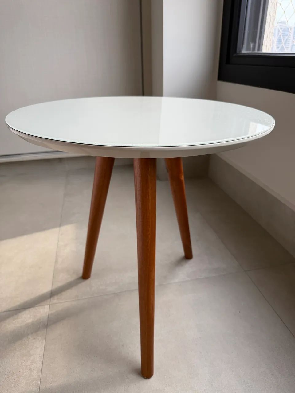 Mesa lateral redonda off white 
