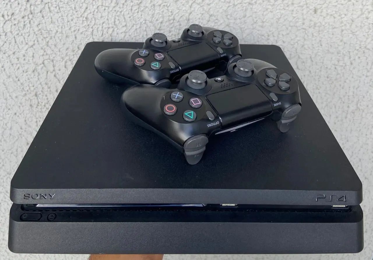 Play 4 com 2 controles e 3 jogos 