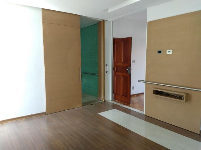 Excelente casa de 05 quartos no carlos prates.