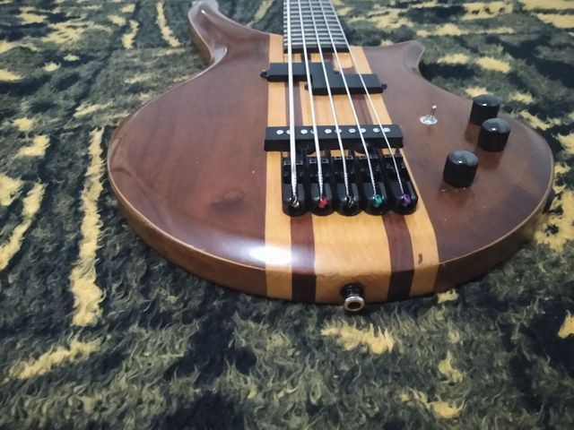 Baixo do luthier Wagner brito