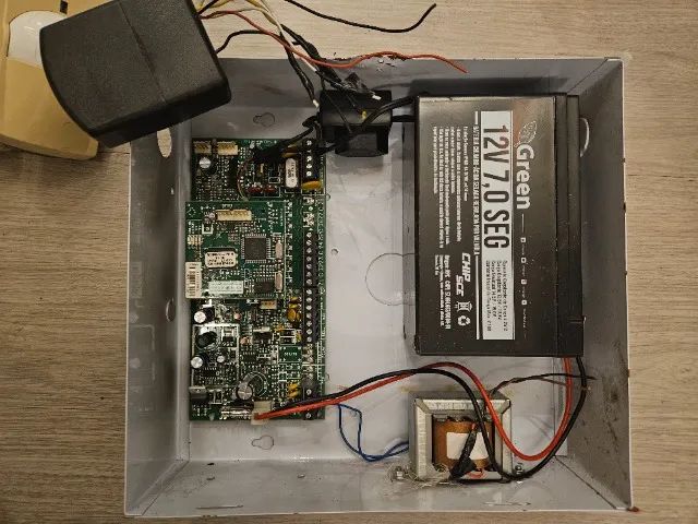 Central de Alarme SP4000 Paradox + Teclado + 6 Sensores