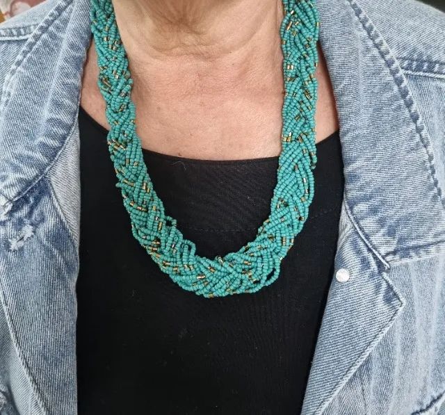 colar turquesa em miçangas  - Foto 2