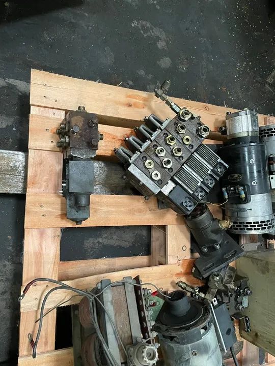 Lote peças de empilhadeira retrátil (diversos) - Foto 5