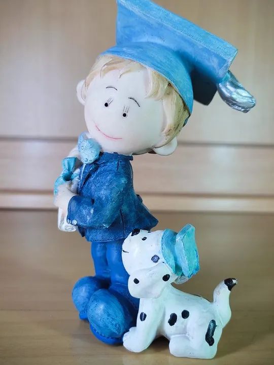 Universitário com Diploma, Beca e Cachorro - Enfeite Boneco de Resina - Foto 3