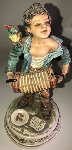 Porcelana menino instrumentista com pássaro Capodimonte Mollica 