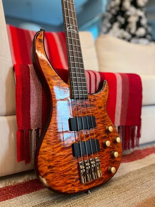 Baixo Peavey Cirrus Flame Top