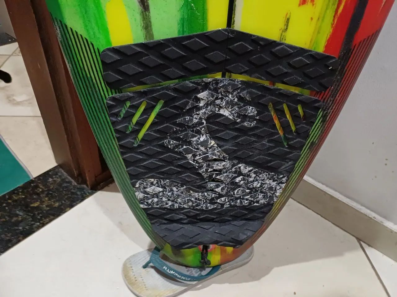 Prancha seminova 5.10 AXC 3 quilhas Fcs 2 completa  - Foto 3