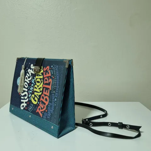 Bolsa artesanal com capa de livro