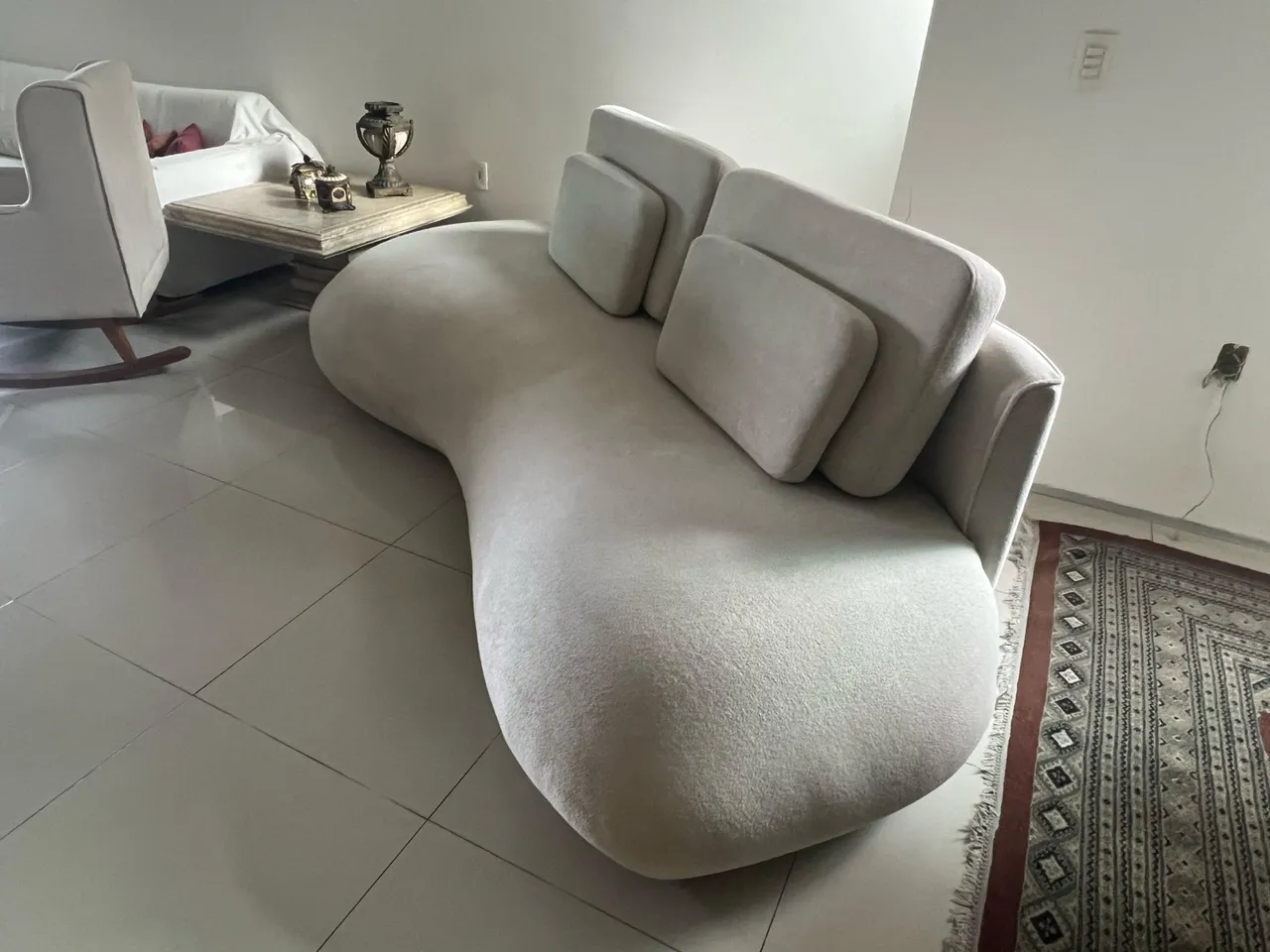 Sofá LUXO orgânico off white conservadíssimo, recém lavado, com apenas 6 meses de uso.