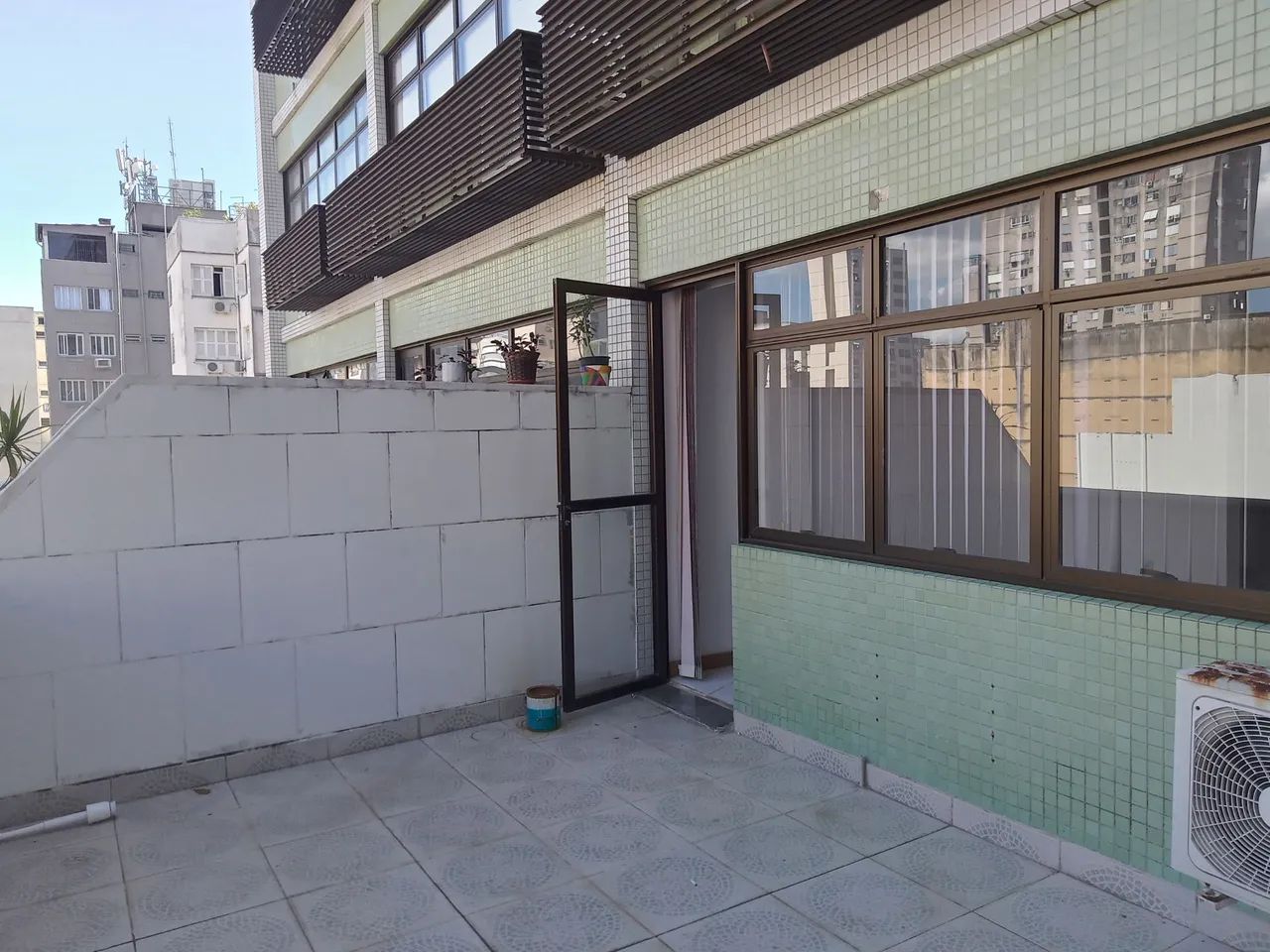 Sala de frente com sacadao, entrada na Galeria Di Primio Beck, frente praça da  alfândega  - Foto 3