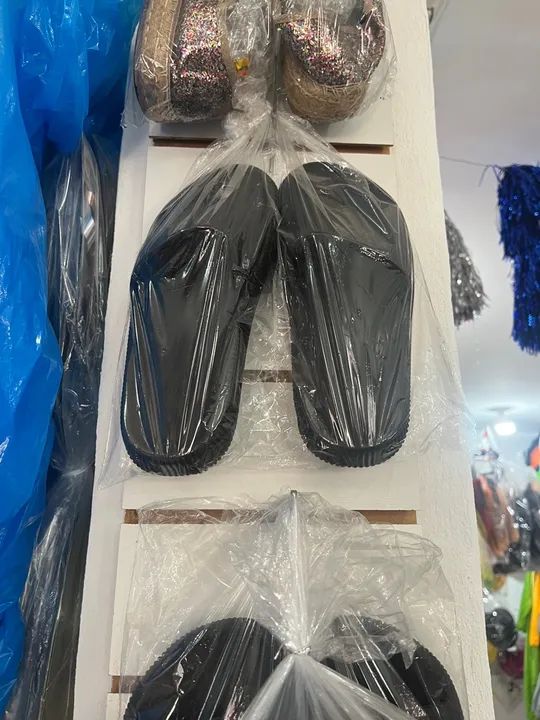 Chinelos pretos novos - Foto 2