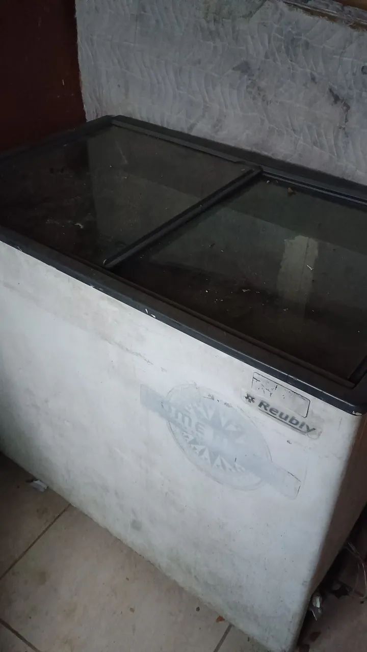Freezer Horizontal Reubly 400 litros  precisa de conserto 
