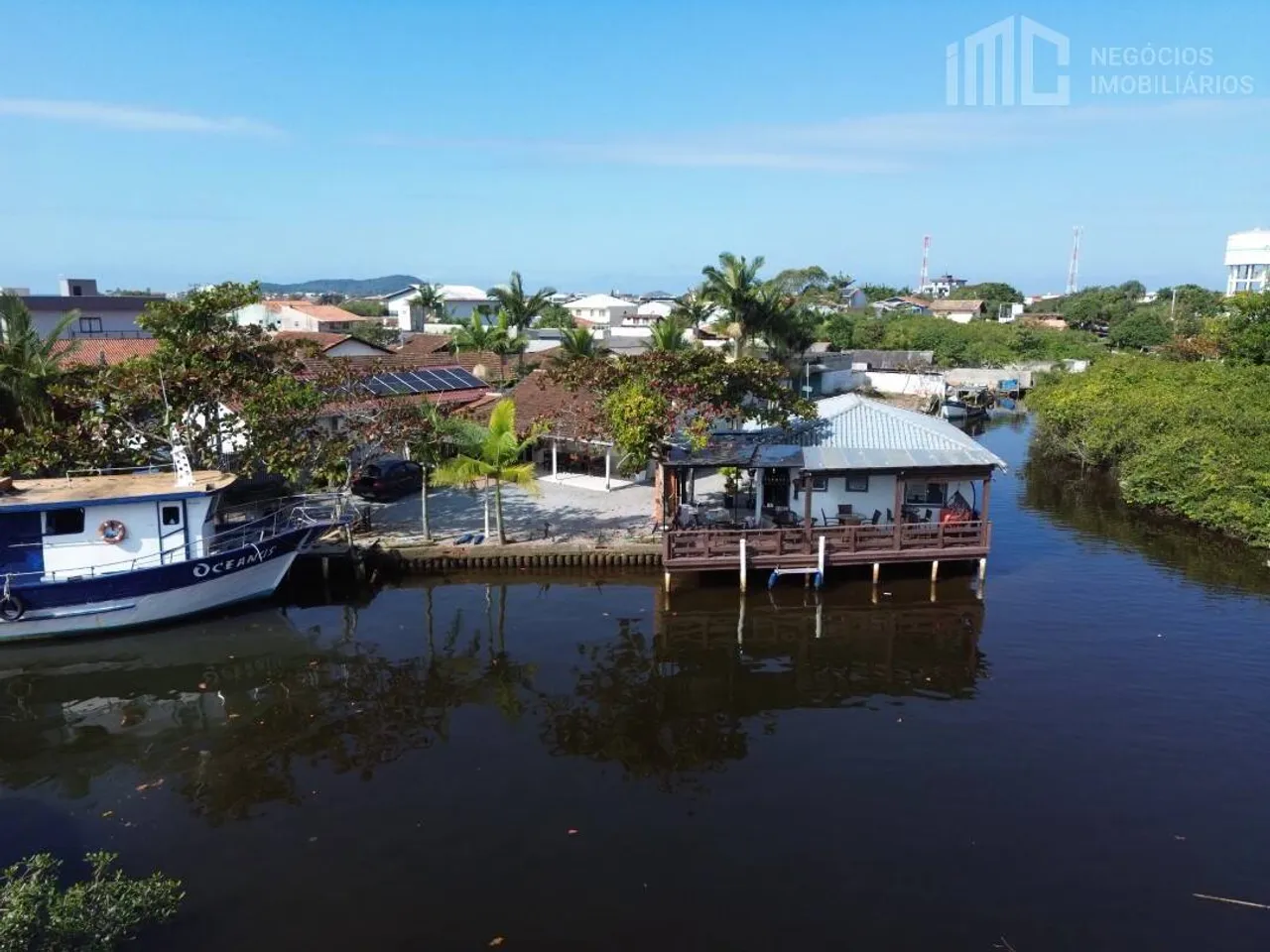 Casa de fundos para o rio perequê, terreno com 739,64m² - Centro
