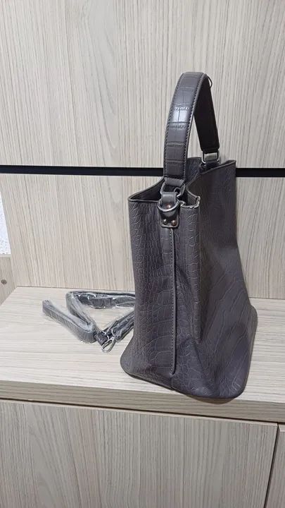 Bolsa de mão e ombro couro sintetico - Foto 2