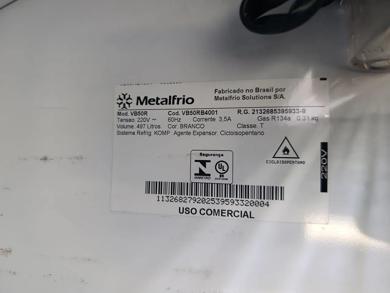 Geladeira expositora 220 volts 497 litros marca METALFRIO está em