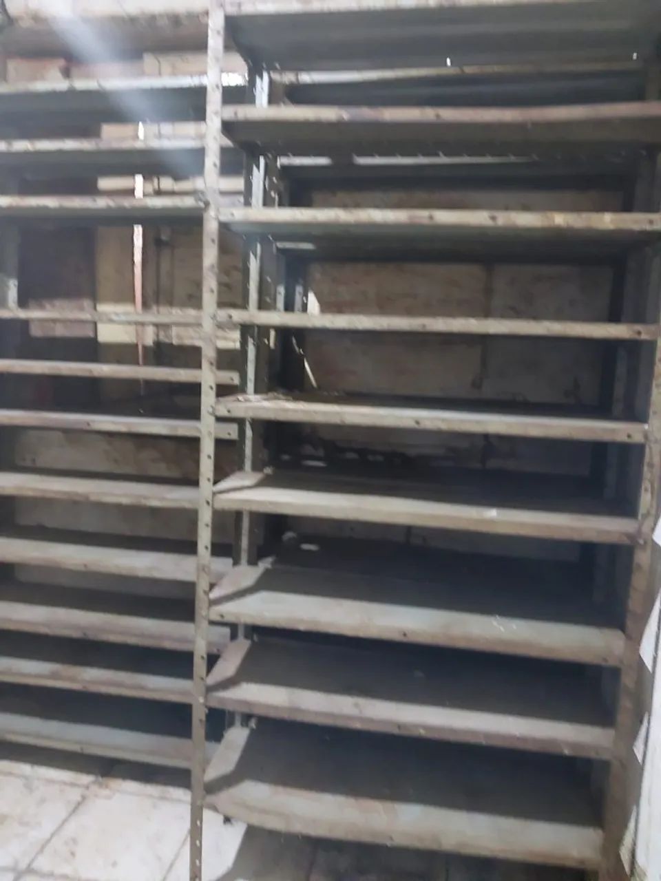 Prateleiras de ferro reforçadas - Foto 5