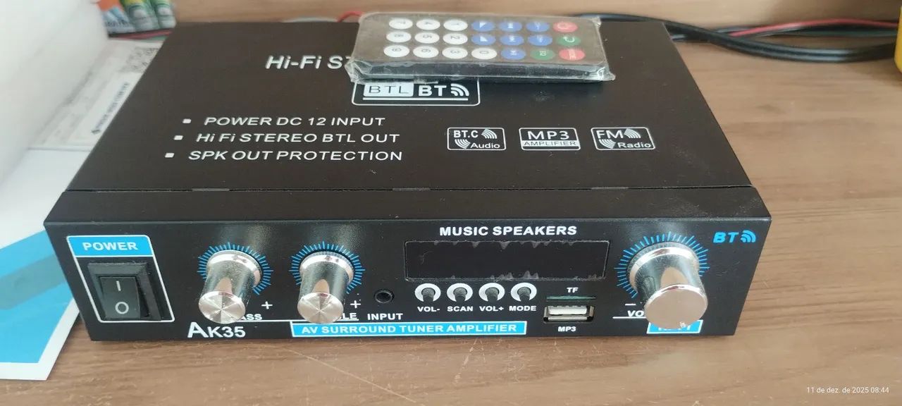 Amplificador 800 watts e 2 caixas de som potente.