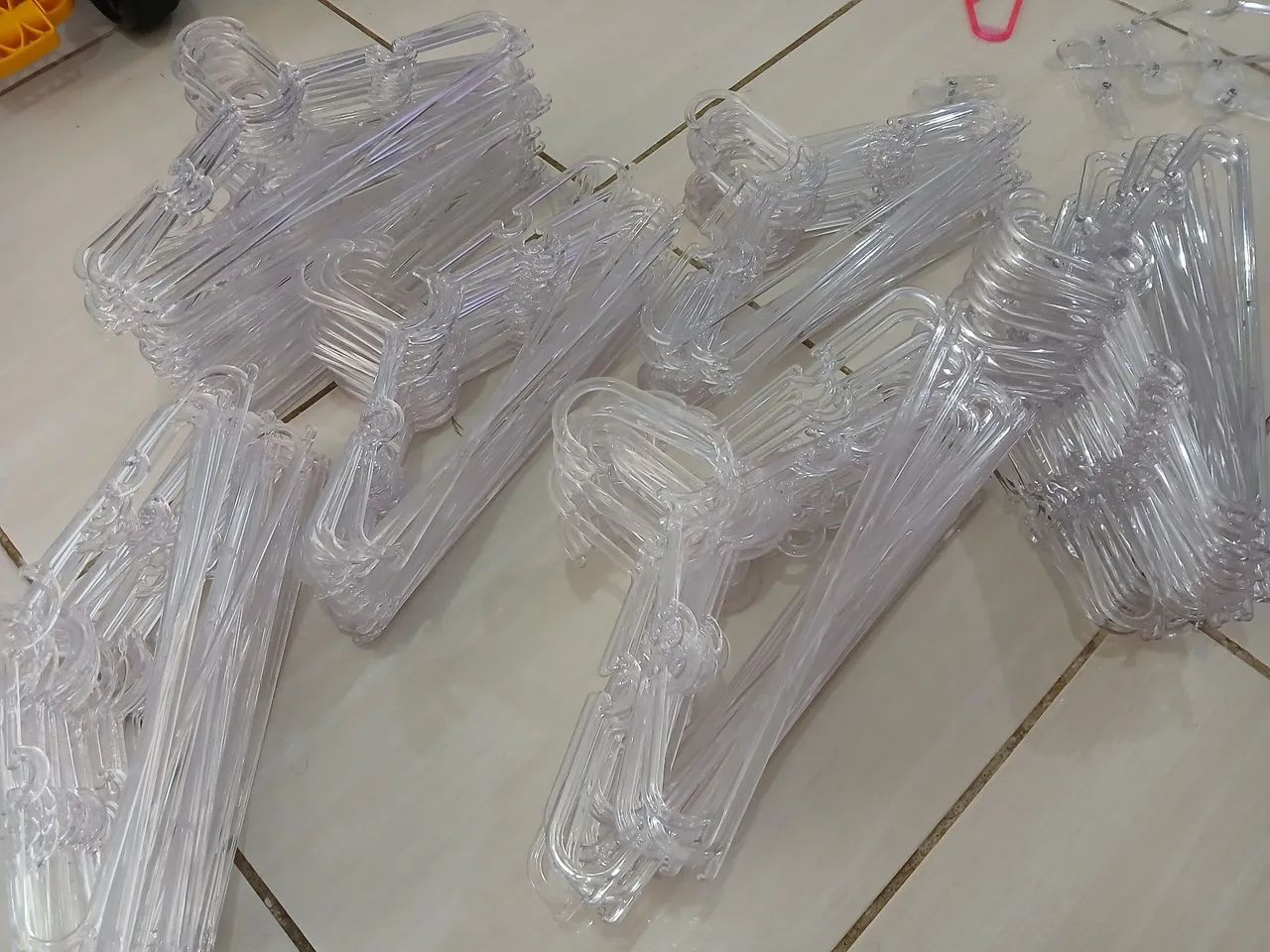 Vendo 200 cabides infantis de acrilico.  - Foto 2