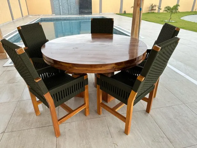 Mesa de Jantar em madeira e poltronas.