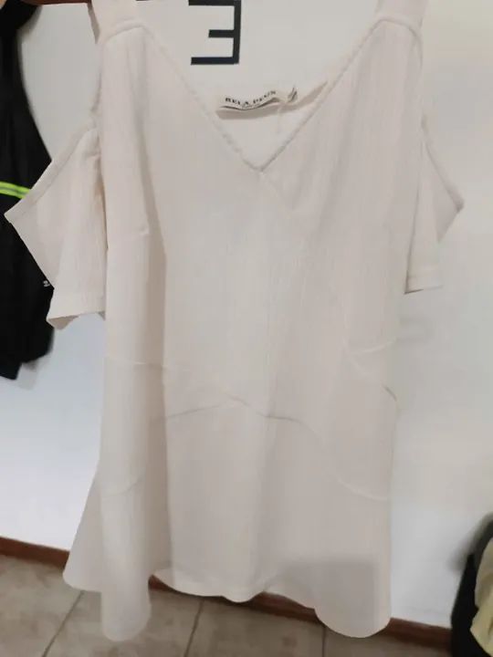 Blusa branca com detalhes de botão