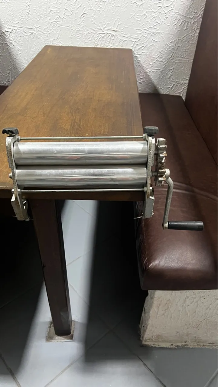 Máquina manual para fazer massa