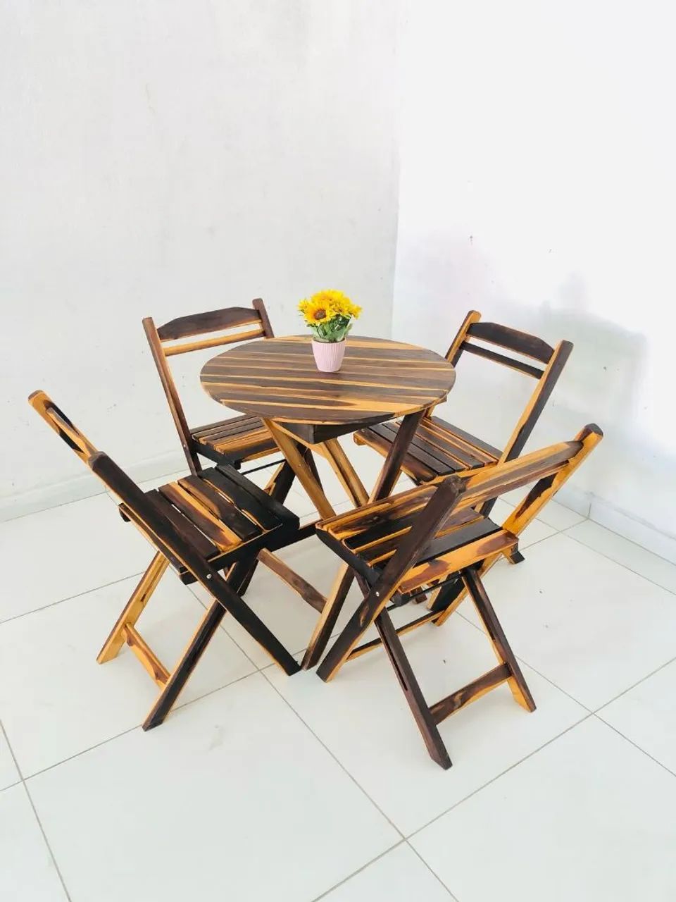 Conjunto de mesa e cadeiras de madeira dobrável