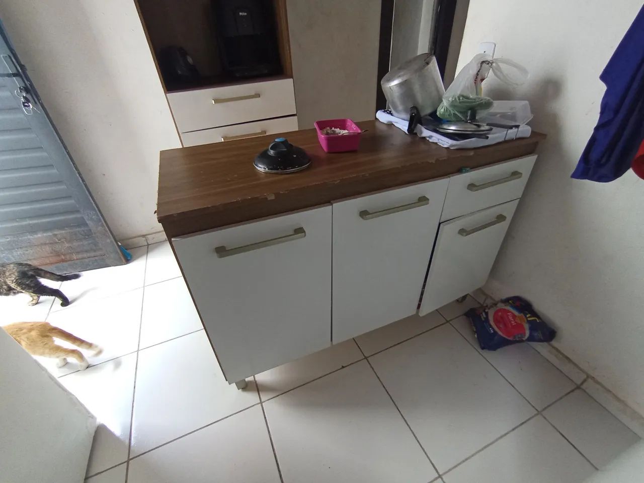 Armário de cozinha branco com 3 portas e 2 gavetas