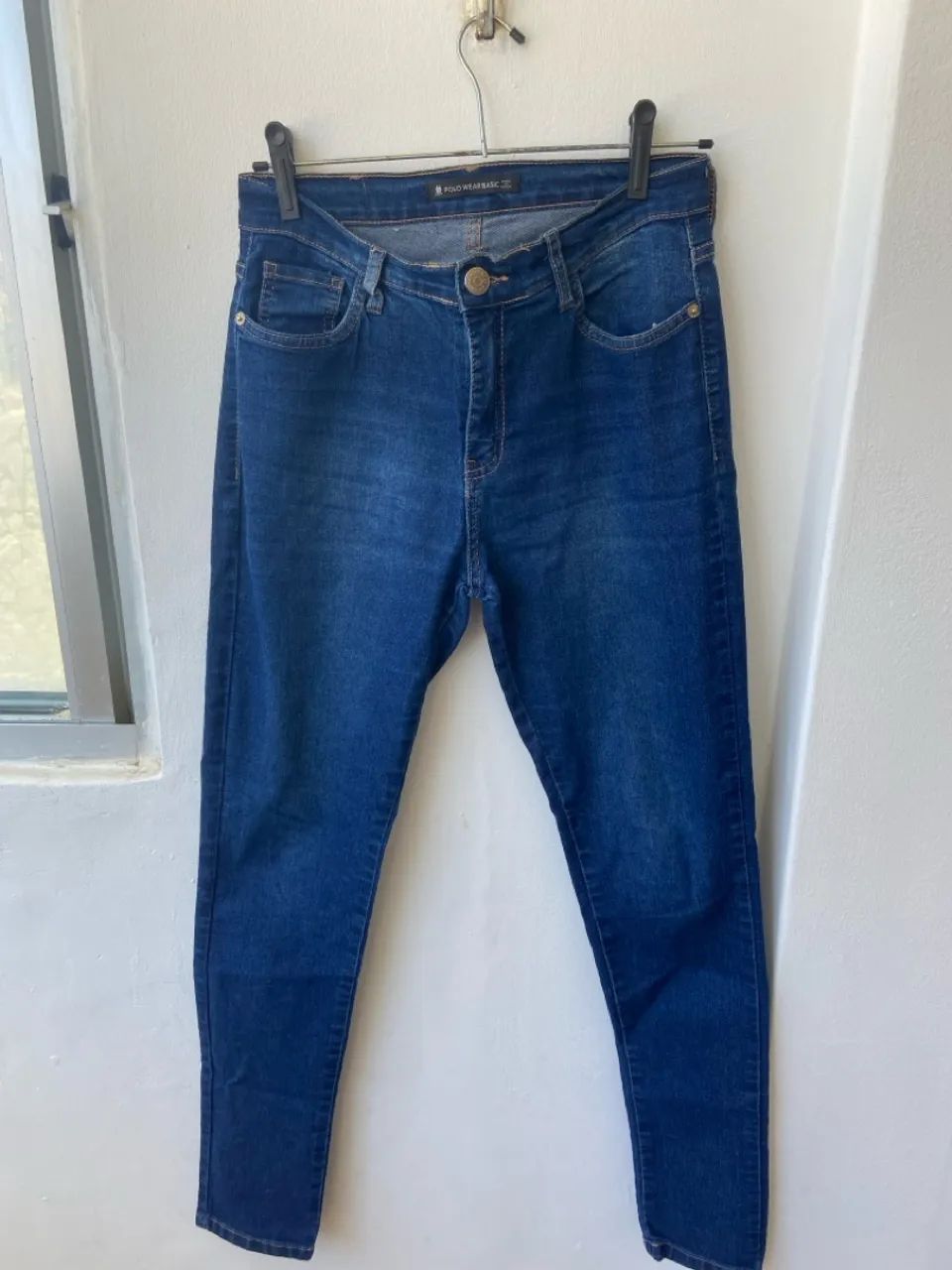 Calça jeans e preta 