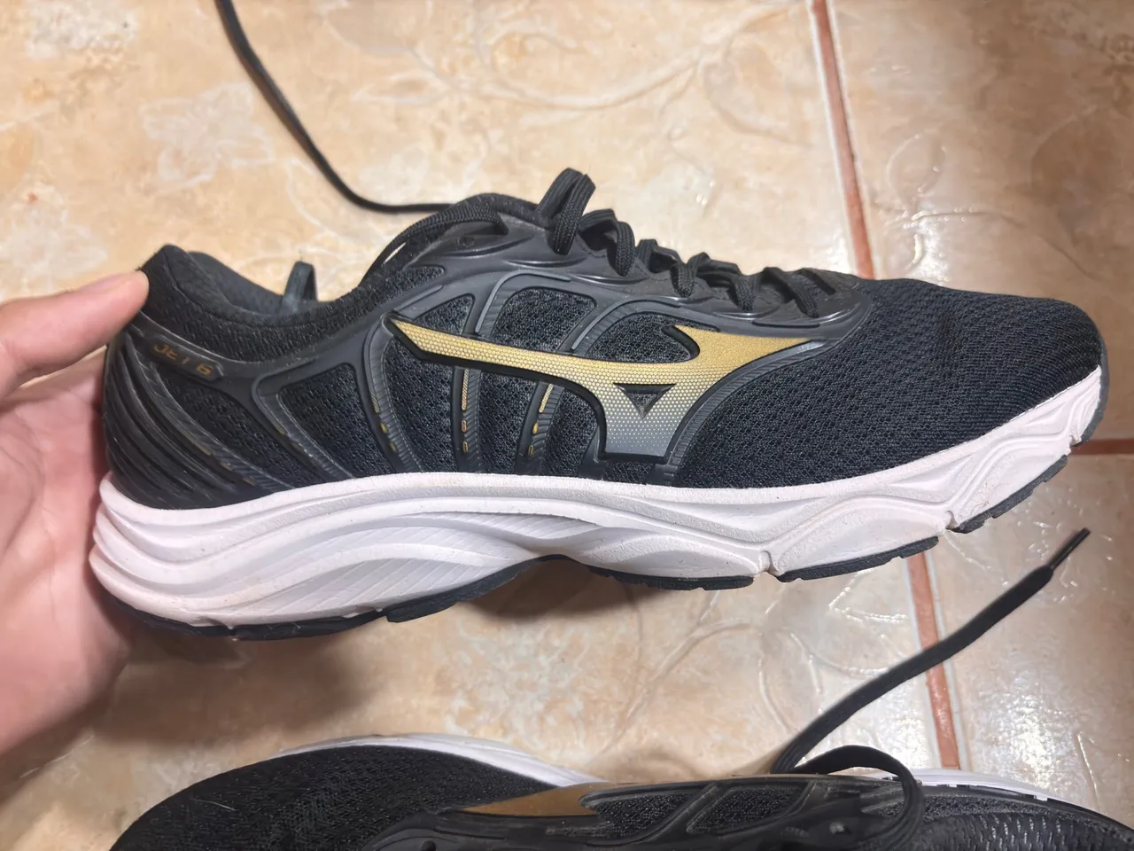 Mizuno Jet 6 - Preto com Dourado