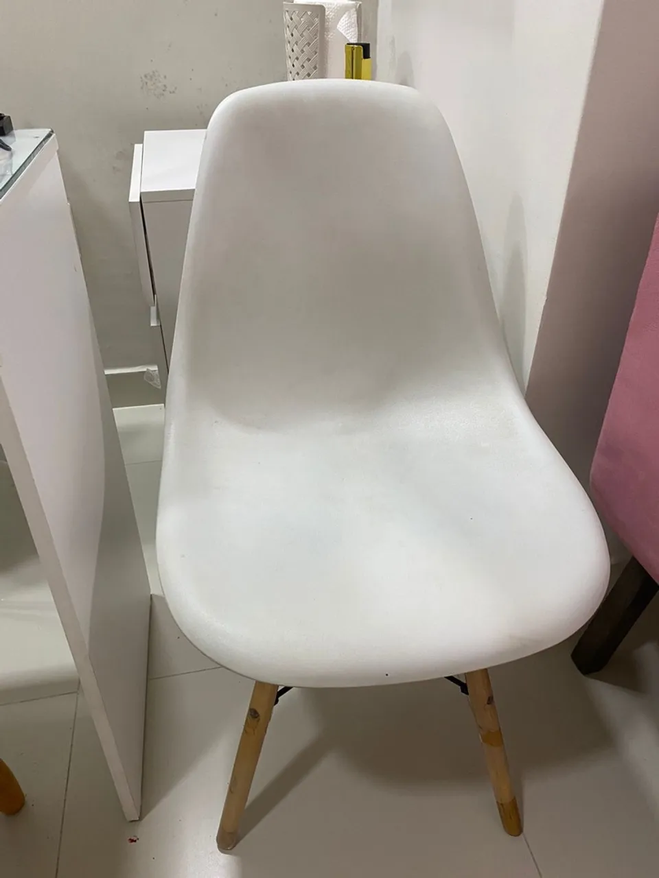 Cadeira Eames Branca com Pés de Madeira