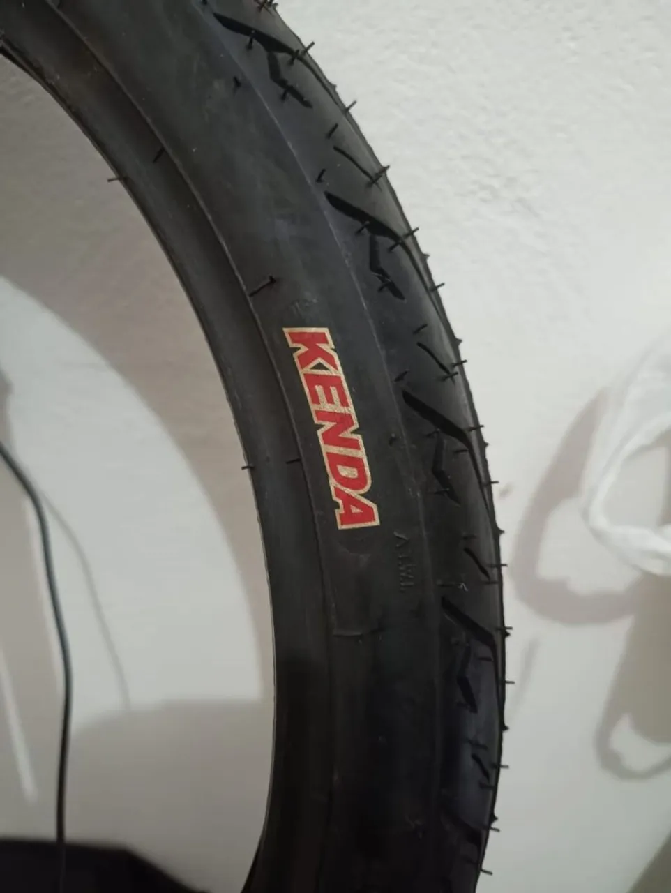 Pneu sem câmara Kenda Thoraxx 60/100-17 (Dianteiro da Biz e outras motos)