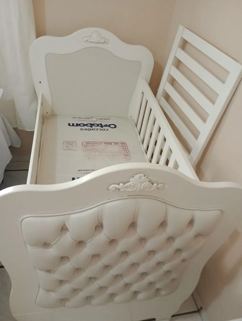 Berço Clássico Branco com Detalhes Estofados