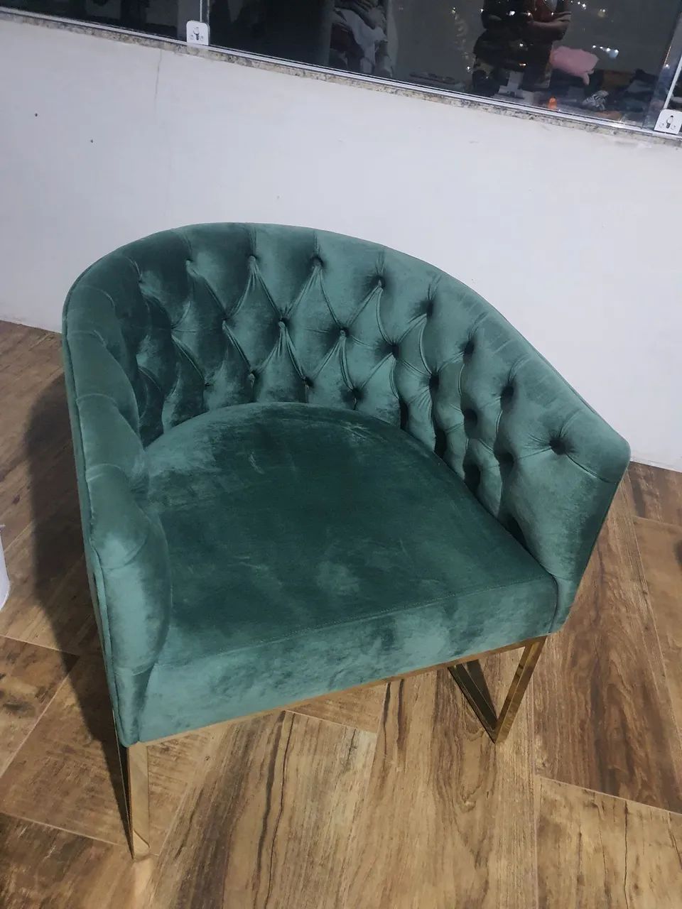 Quatro poltronas em Veludo Verde com inóx dourado - Foto 4