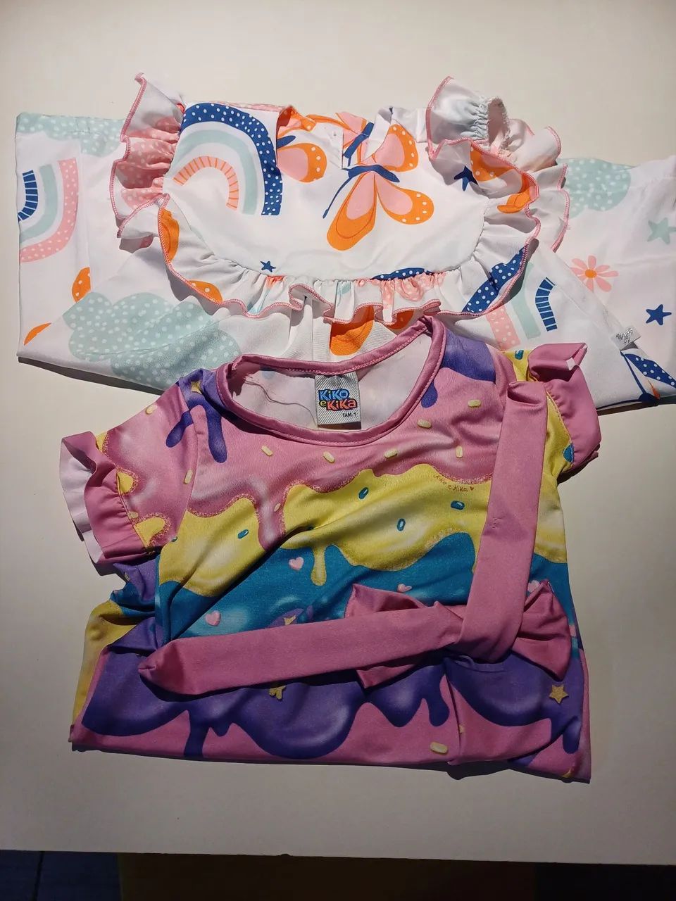 2 Vestidos de tamanhos 1 a 2 anos.