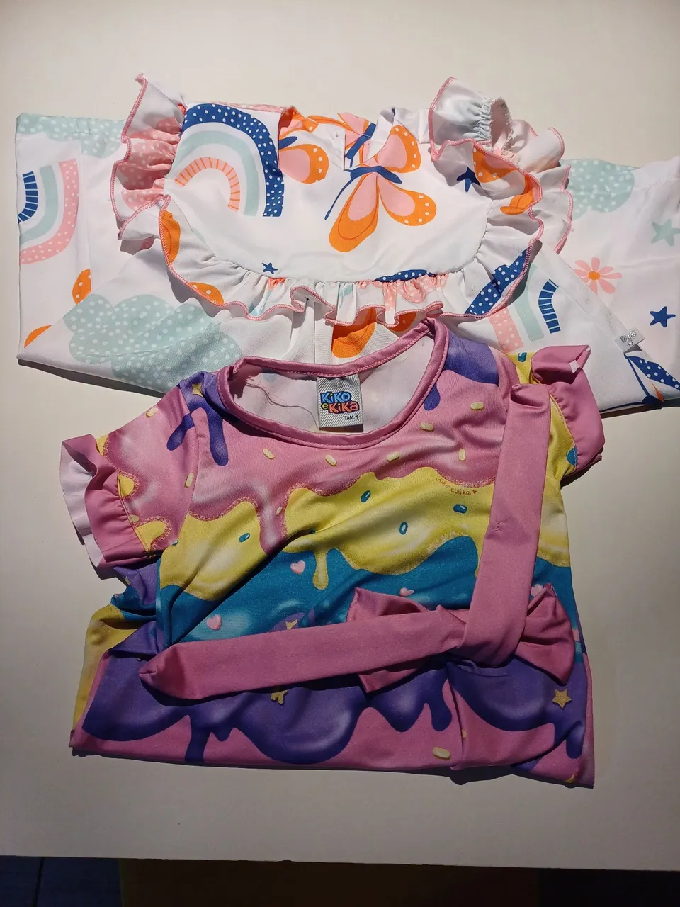 2 Vestidos de tamanhos 1 a 2 anos.
