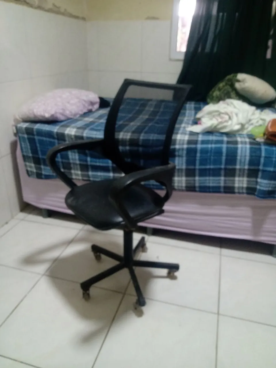 Cadeira de escritório preta com rodinhas