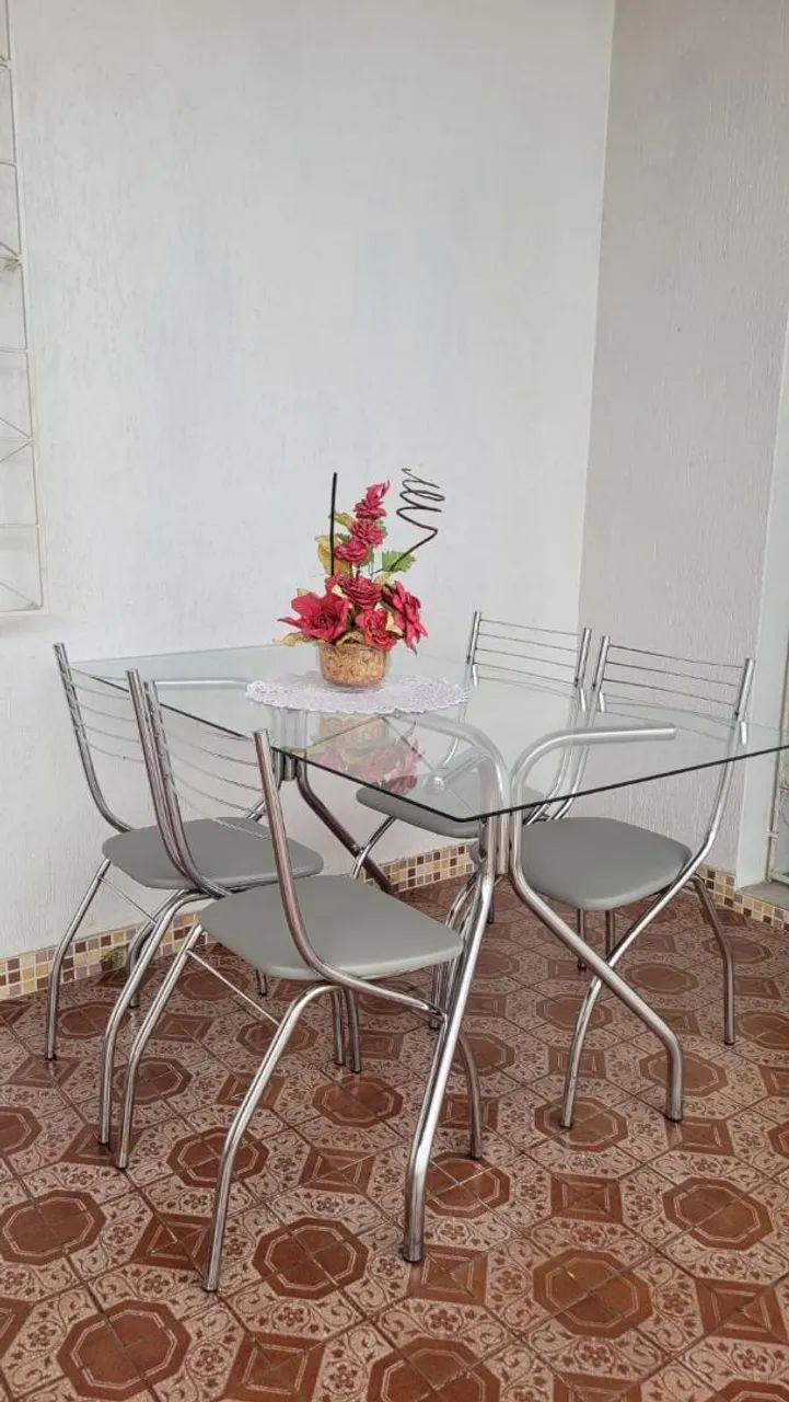 Mesa com  4 cadeiras 