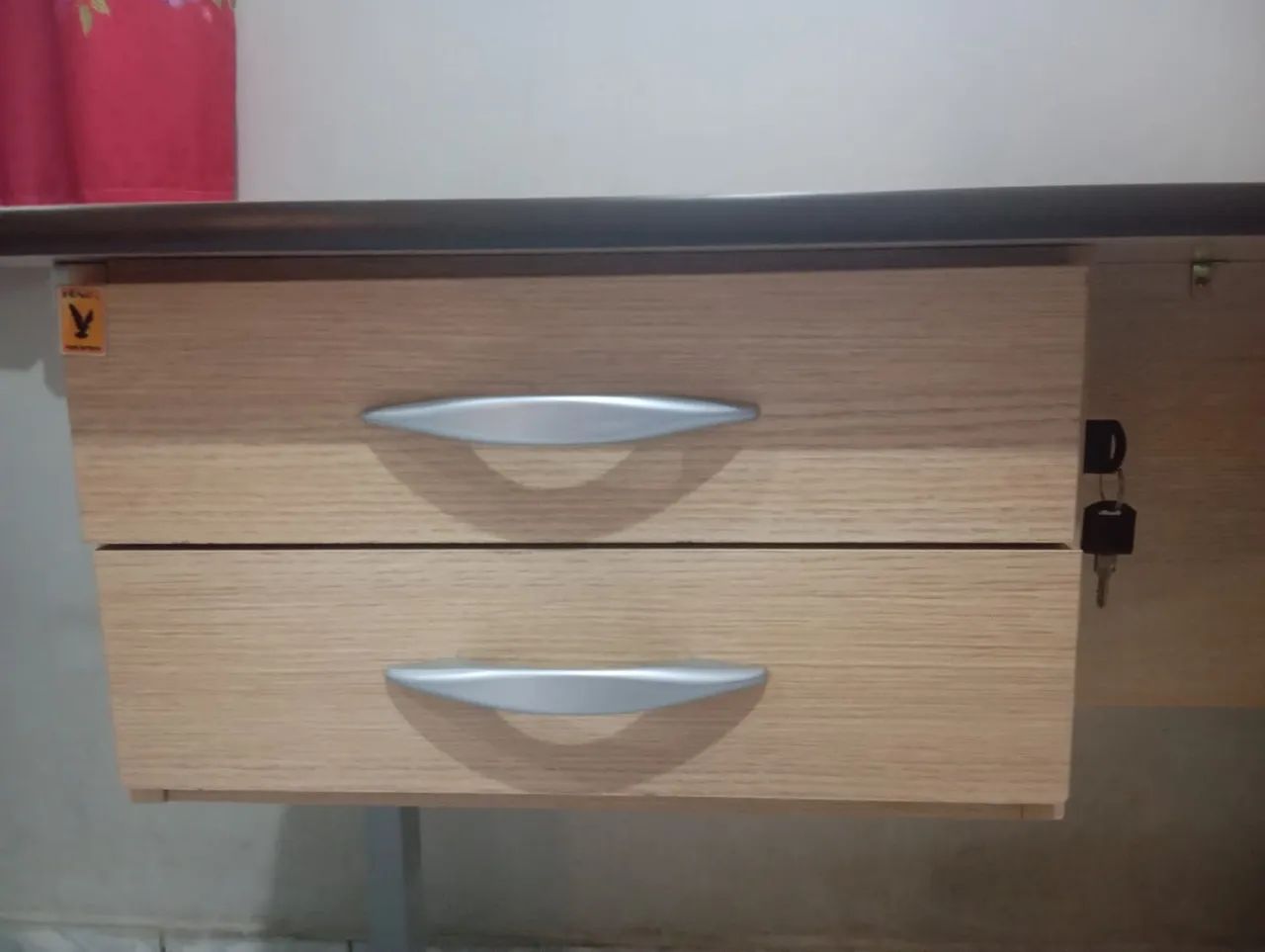 Mesa de estudos usada em bom estado64301534383617122
