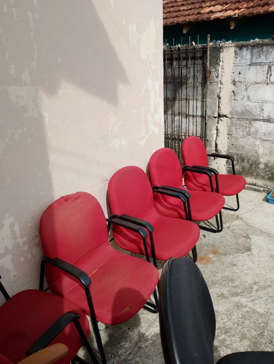 Três cadeiras vermelha entrego 64374970987650121