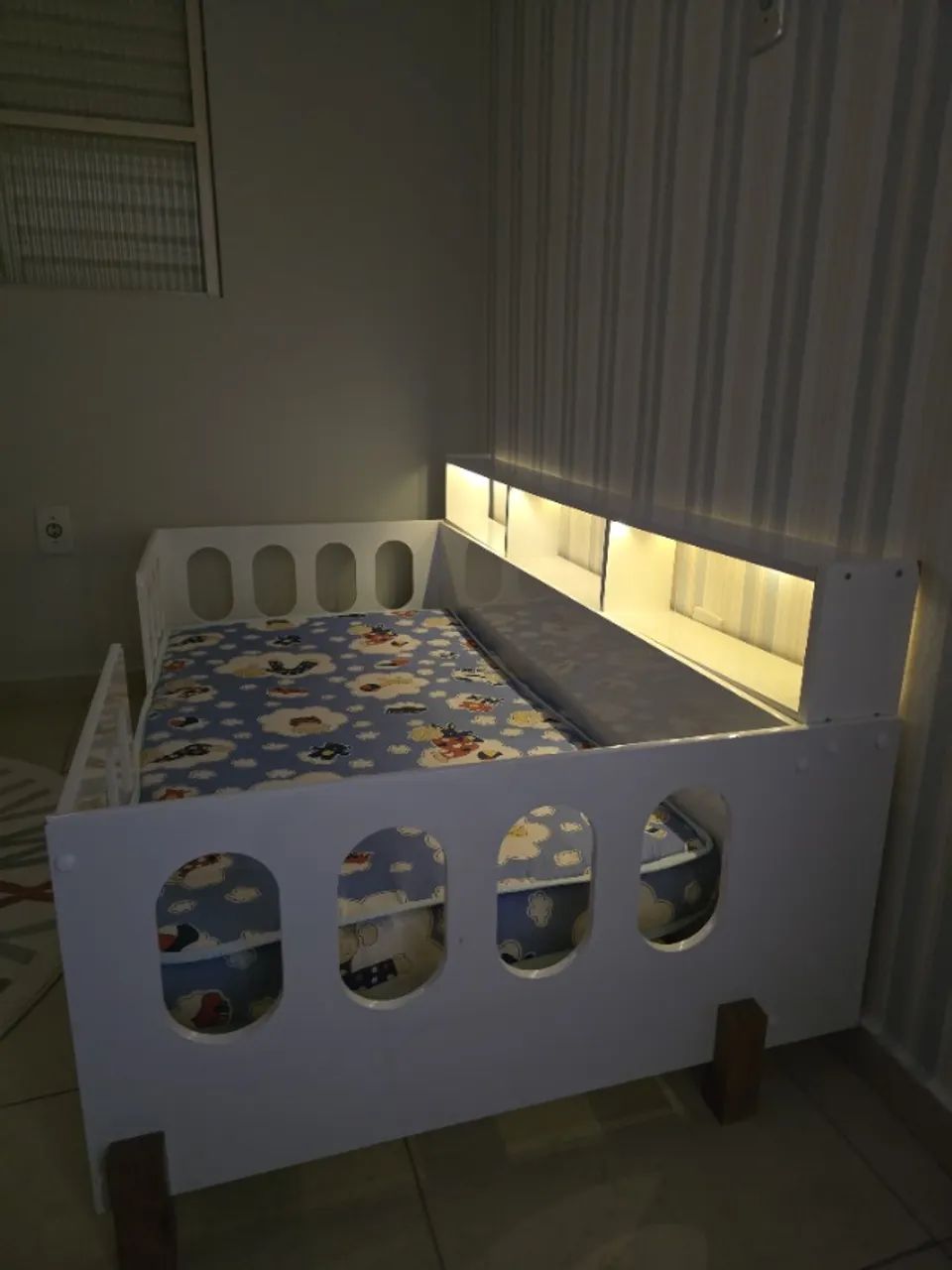 Cama Infantil Montessoriana Branca (Usada) - Com Nicho LED - Perfeita para Crescer! - Foto 3
