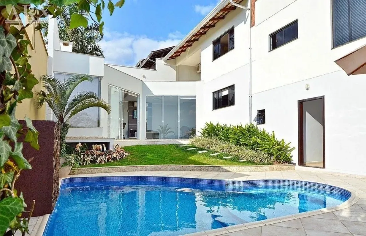 Residência de Alto Padrão com Piscina e Área de Festas Oportunidade R$ 1.790.000,00