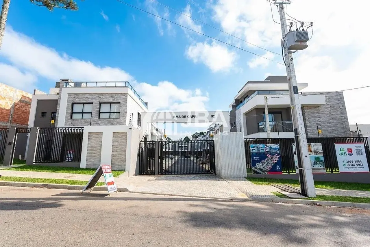 Sobrado para venda possui 110 m2 com 3 quartos em Uberaba - Curitiba - PR