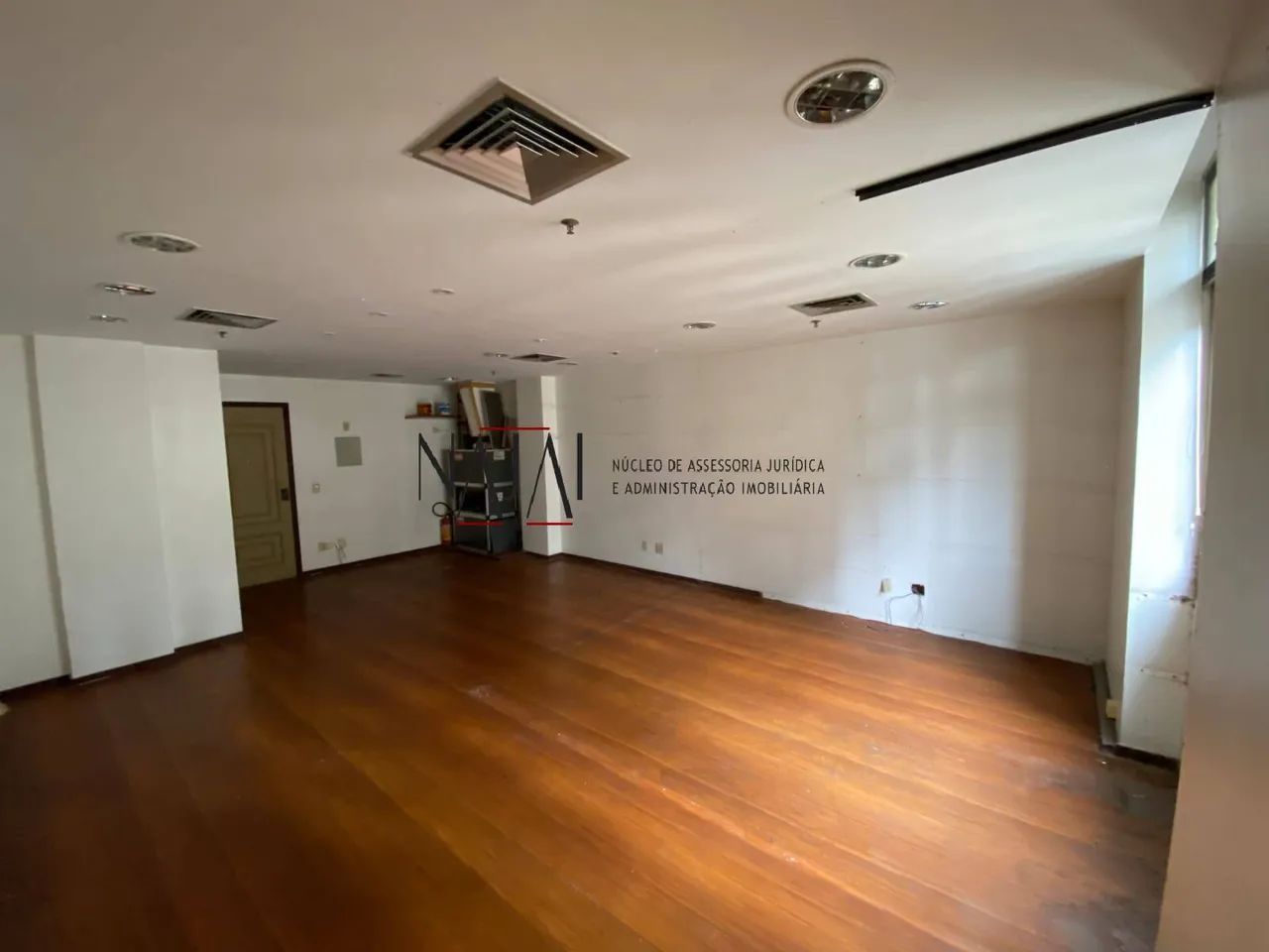 Excelente sala comercial com 39m no coração da Cinelândia.