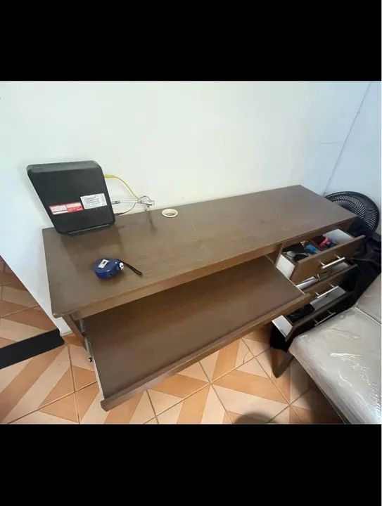 Mesa de Escritório em Madeira com Gavetas - Foto 2