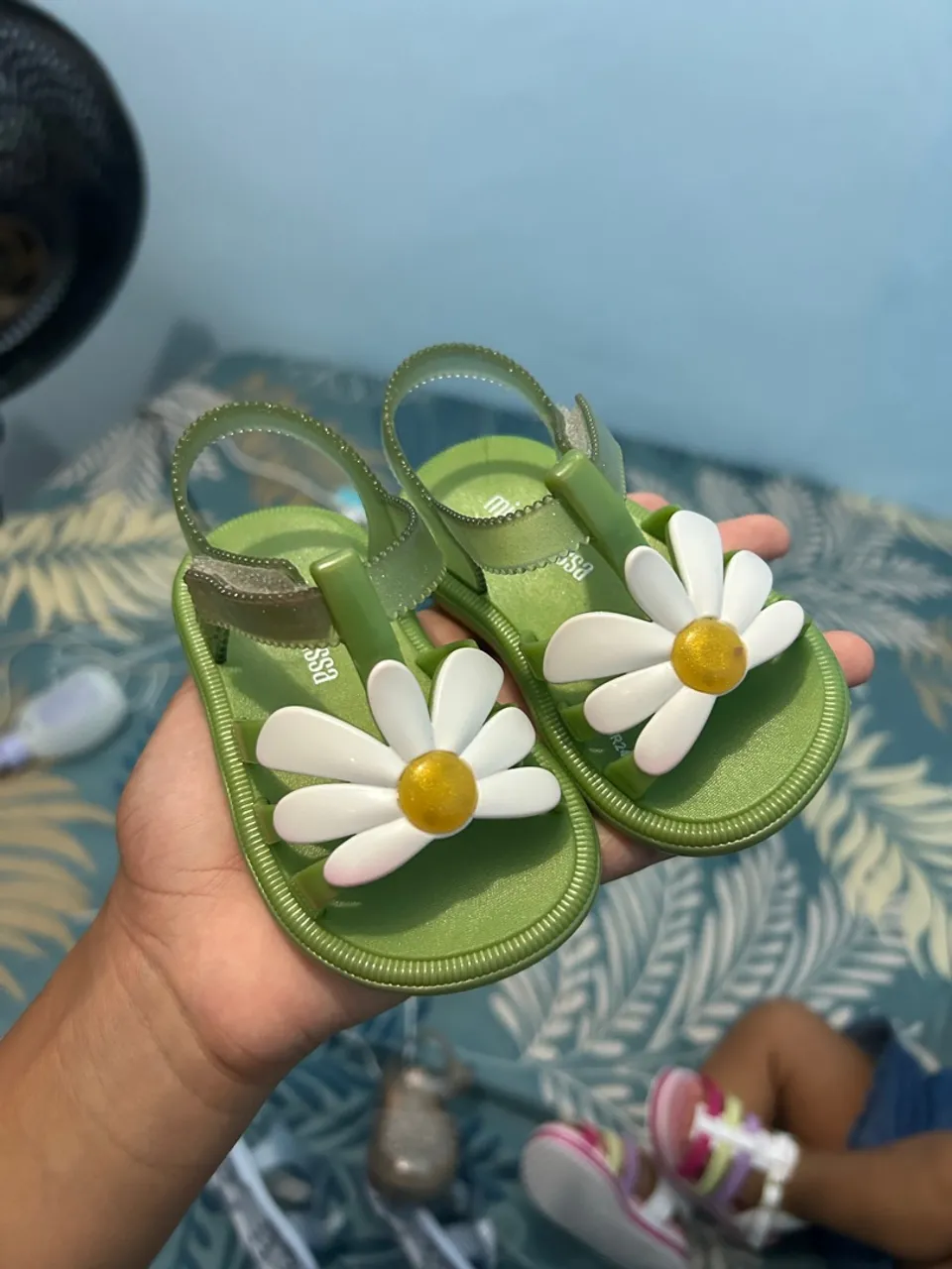 Sandálias infantis Melissa com flor